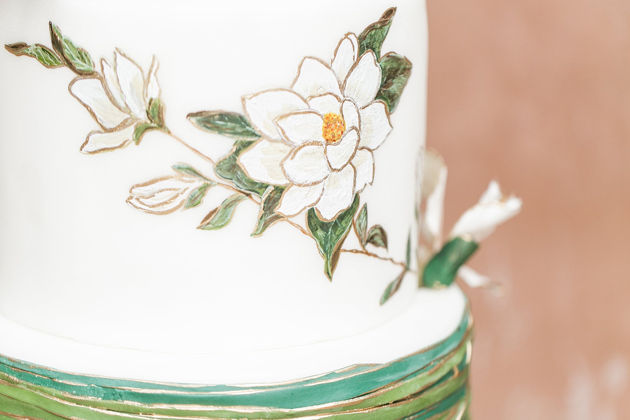 Vintage southern mansion wedding cake close up details.